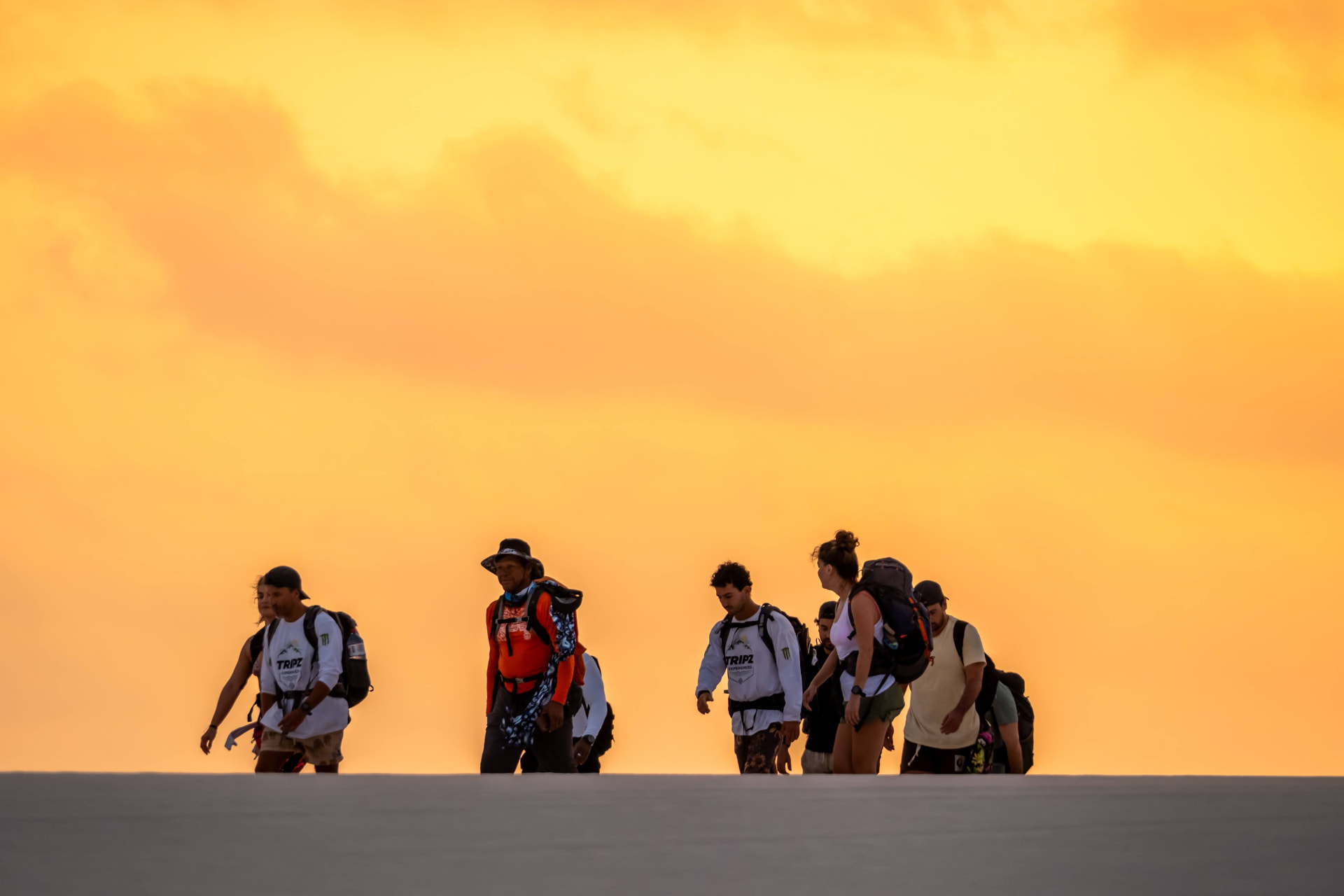 Exploradores da Tripz nas dunas dos Lençóis Maranhenses ao pôr do sol